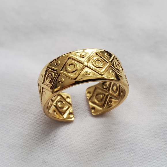 NEW Gold Colour Open Adjustable Ring - Picture 3 of 4